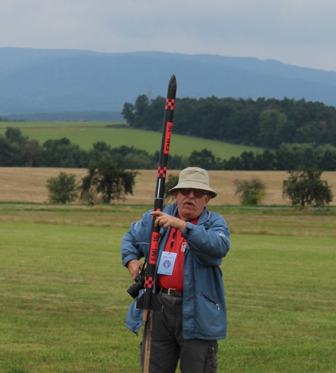 img_2952 piotr sornowsky predvadi  motor s dymovnici 